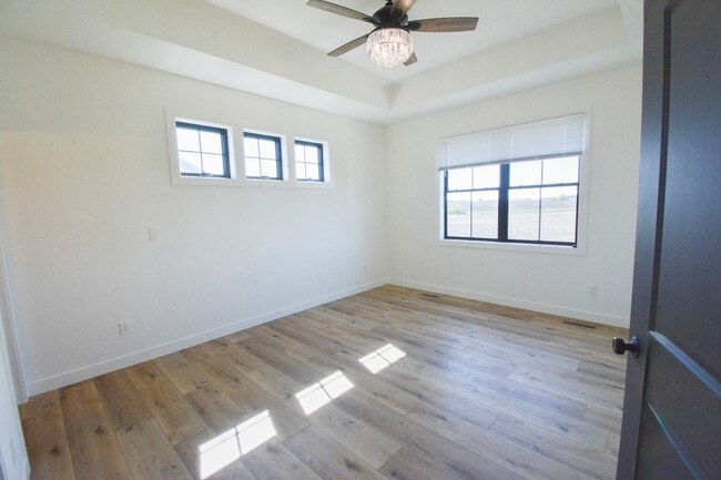 Building Photo - Luxury Country Side Living: 4 bed 3 bed St...