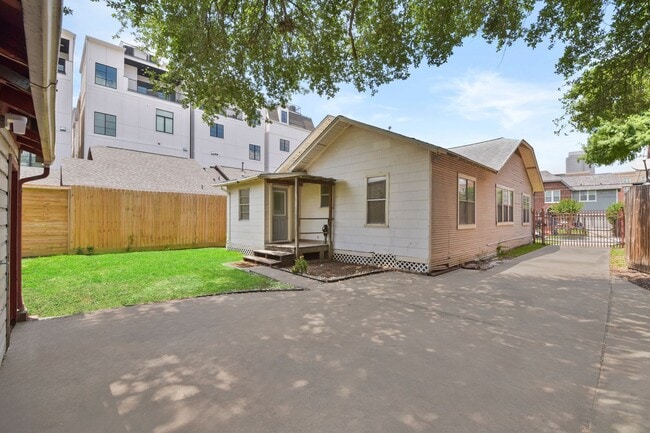 Building Photo - Adorable Montrose Bungaloq