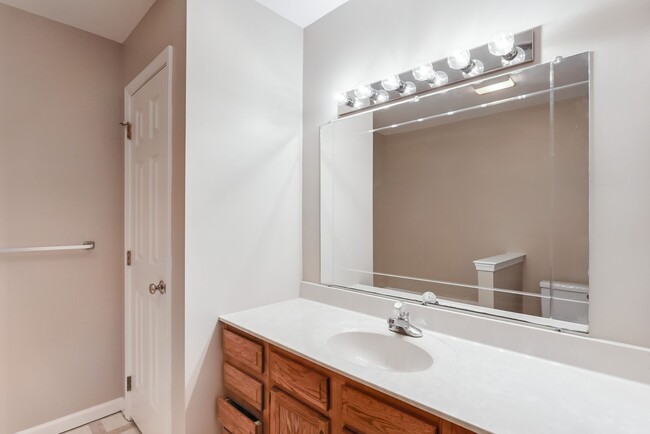 Building Photo - Three bedroom two bathroom end unit townhouse