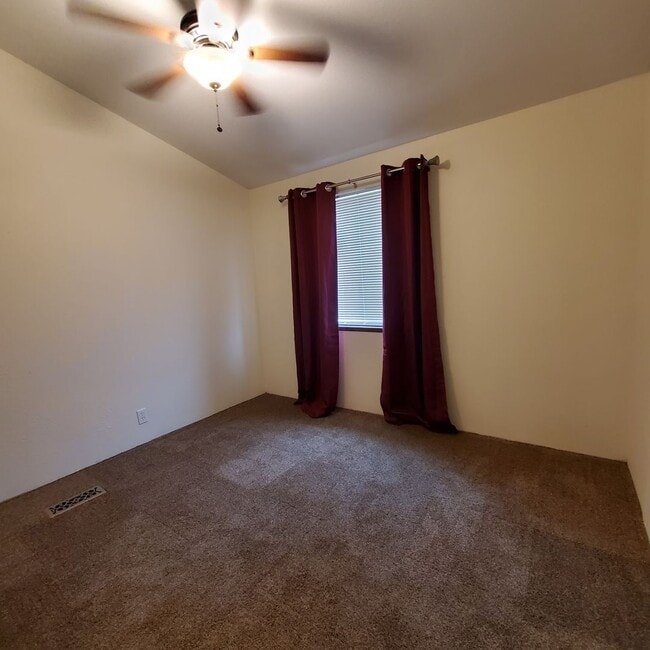 Building Photo - Pet Friendly 4 Bed / 2Bath Home w/ Garage