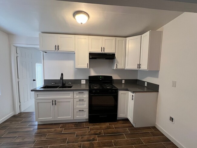 Building Photo - Charming 3-bedroom home! MOVE IN SPECIAL