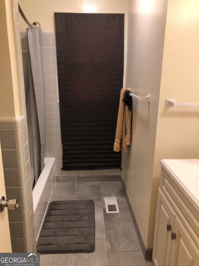 Building Photo - 105 Cedar Dr