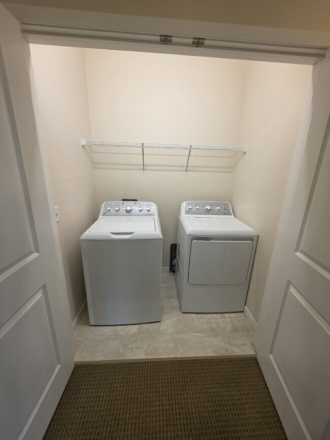 Building Photo - 2 Bedroom | 1 Bathroom 2nd Floor Apartment Available OCTOBER 1ST!