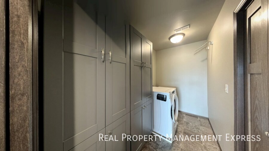 Building Photo - Modern 3 Bed, 2.5 Bath with Loft | Located in Southeast Sioux Falls