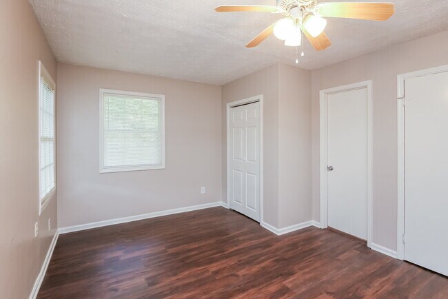 Building Photo - 925 Virginia Ct SE