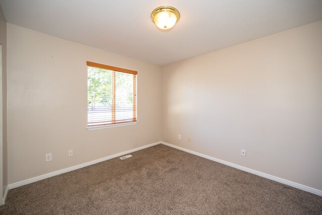 Building Photo - Beautiful Home in West Jordan!