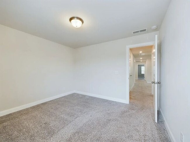 Building Photo - 3 Bed/2.5 Bath Beautiful Newer Constructio...