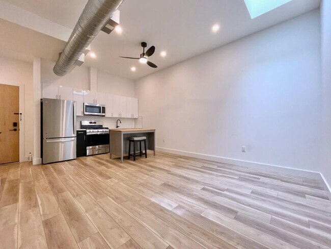 Building Photo - 375 Monmouth St