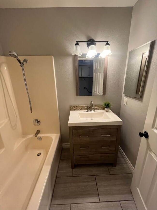 Building Photo - 2 bed, 2 bath upgraded unit with community...