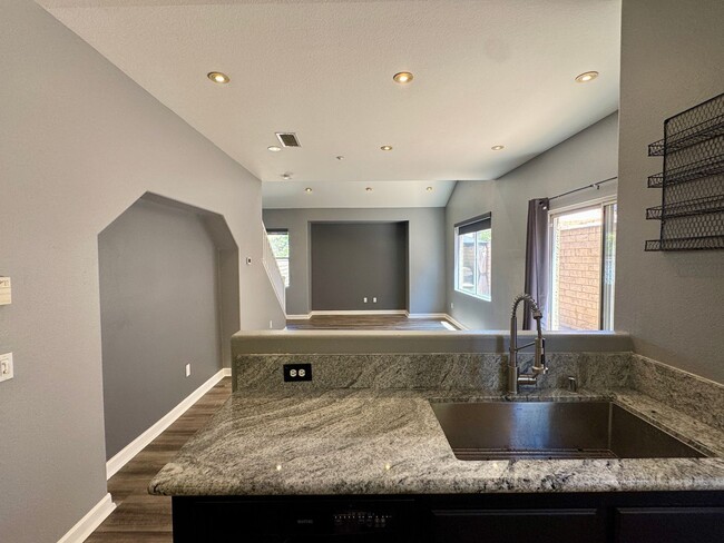 Building Photo - Remodeled 3 bedroom townhome in Simi Valley
