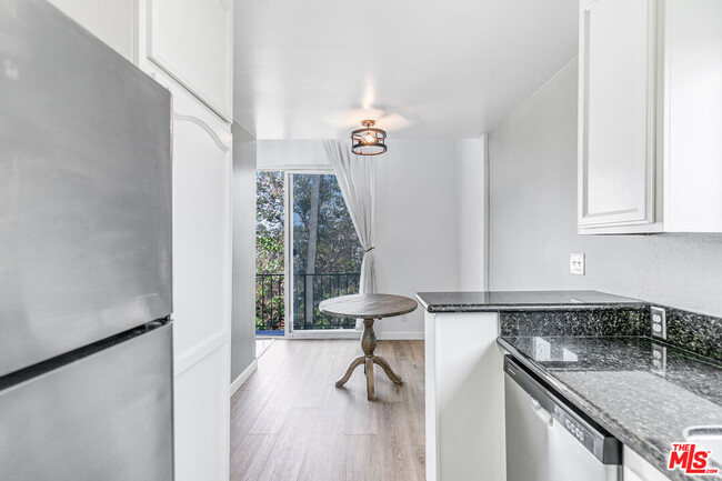 Building Photo - 815 N Las Palmas Ave