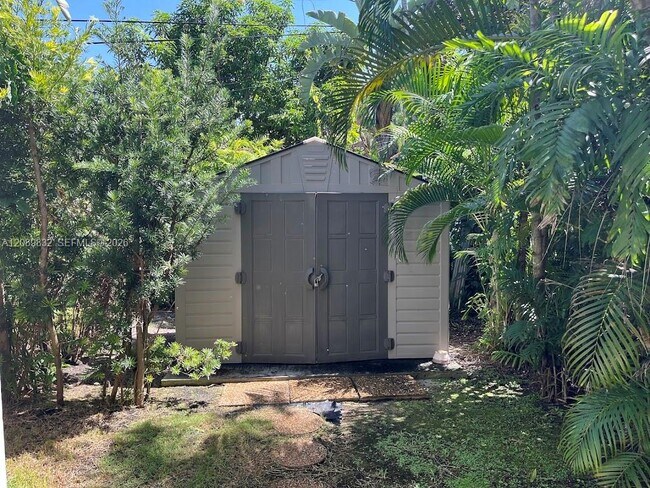 Building Photo - 508 Castania Ave