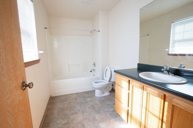 Building Photo - 2712 Meadow Creek Way