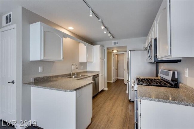 Building Photo - Charming 3-Bedroom Henderson Townhome