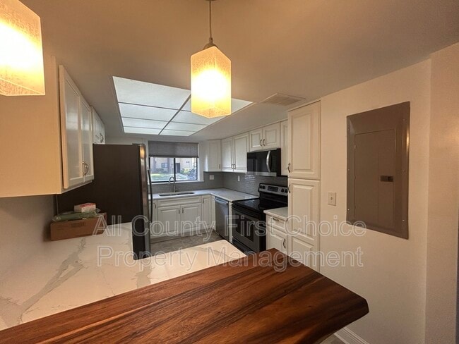 Building Photo - 780 S Village Dr