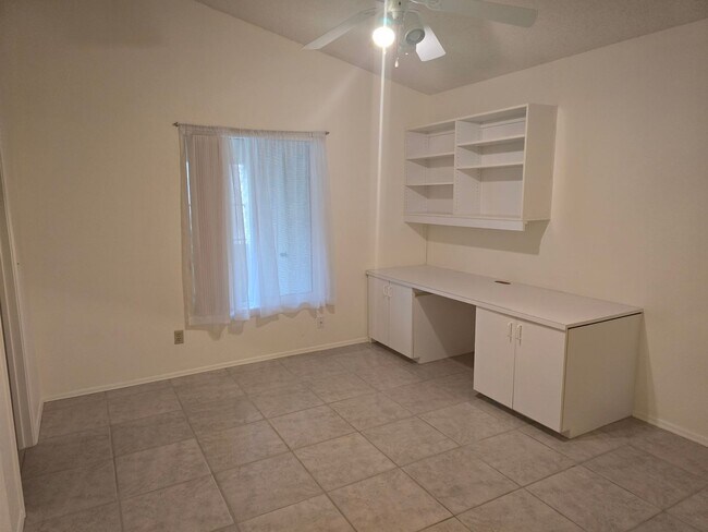 Building Photo - 1120 N Val Vista Dr