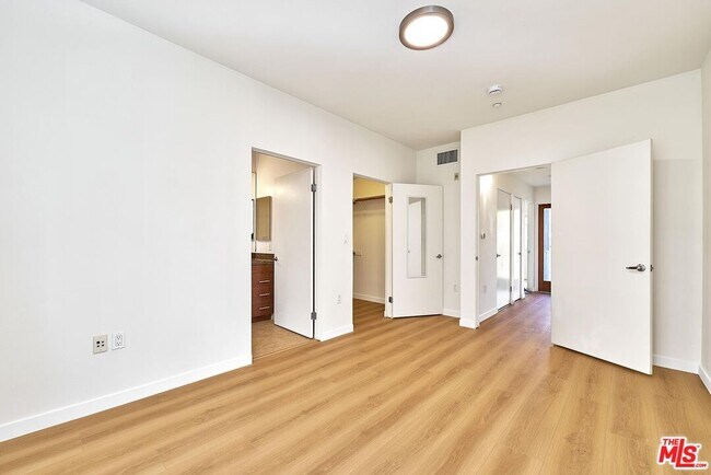 Building Photo - 2864 Sunset Pl