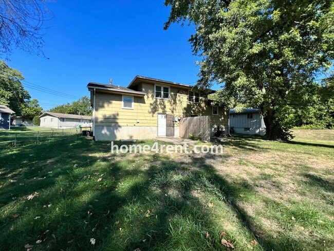 Building Photo - Attractive Lee's Summit Half Duplex w/ Lots of Natural Light and Spacious Bedrooms!