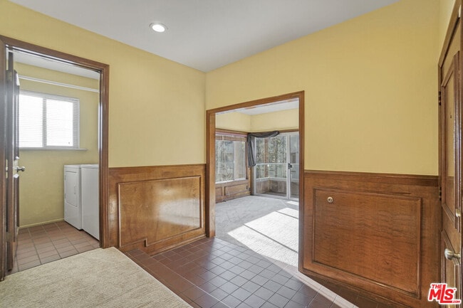Building Photo - 364 Pershing Dr