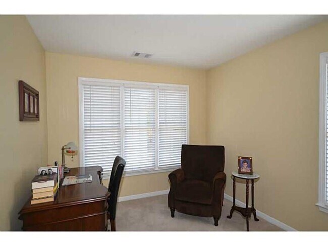 Building Photo - 2803 Stillwater Park Dr NE