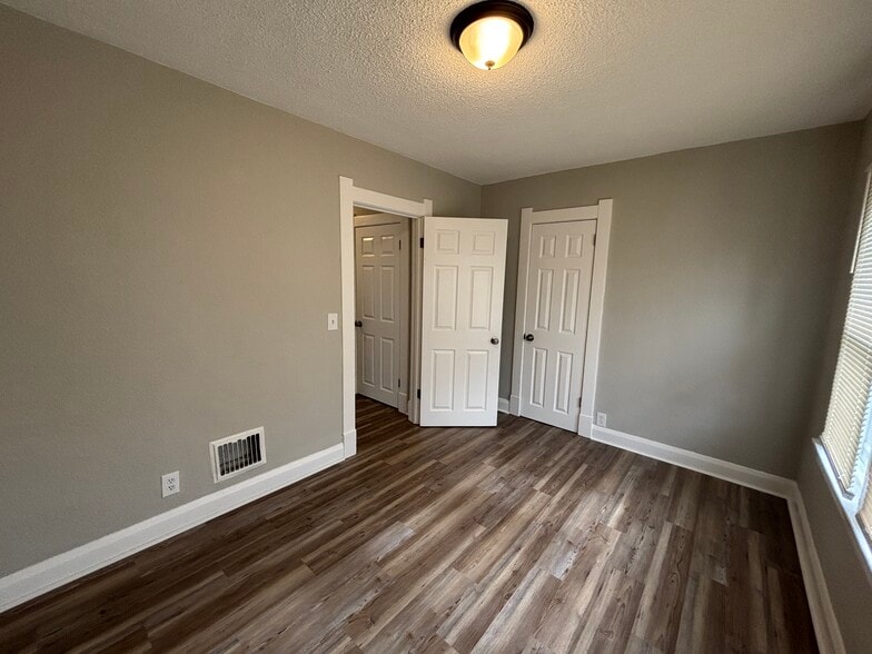 Building Photo - 3524 Leybourn Ave