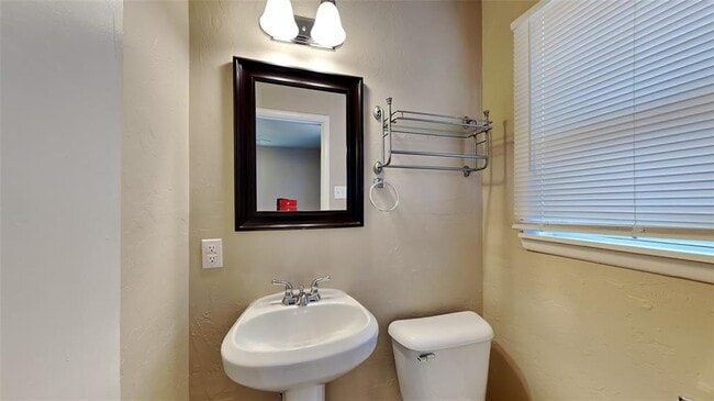 Building Photo - 2640 Manchester Dr