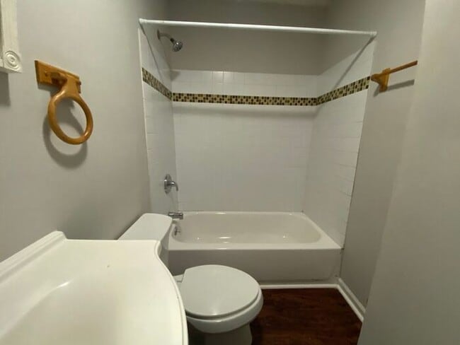 Building Photo - 3 Bedroom Apartment in South Nashville!