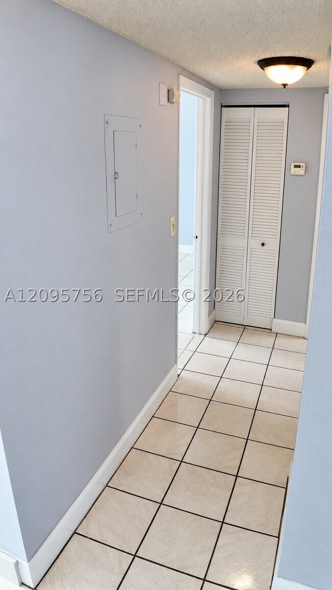 Building Photo - 5290 W 21st Ct