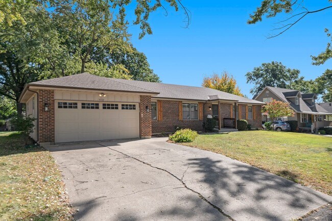 Primary Photo - Charming 3 Bed 2.5 Bath Raised Ranch