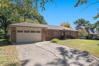 Building Photo - Charming 3 Bed 2.5 Bath Raised Ranch