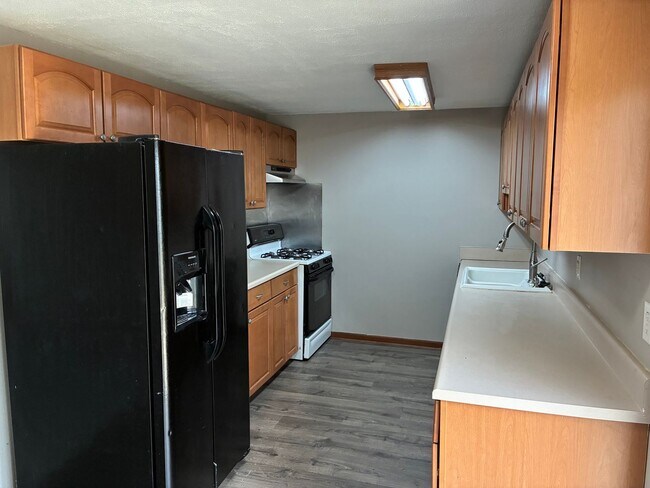 Building Photo - Home with Updated Kitchen and Clean, Moder...