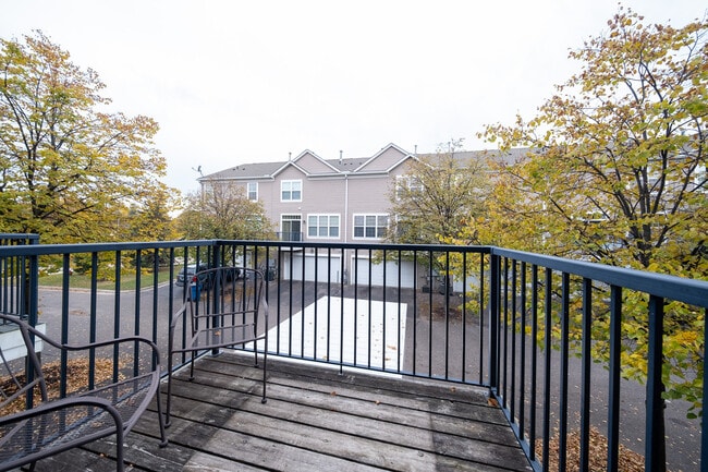 Building Photo - 706 Village Pkwy