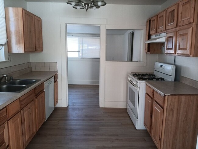 Building Photo - 412 Harvard Dr SE