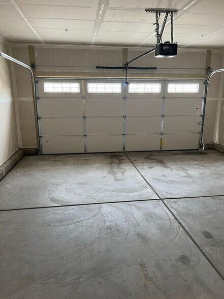 Building Photo - 3064 Vaughn Wy