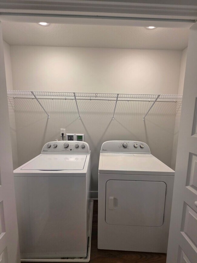 Building Photo - Beautiful Townhome in the Heart of Downtown Pensacola