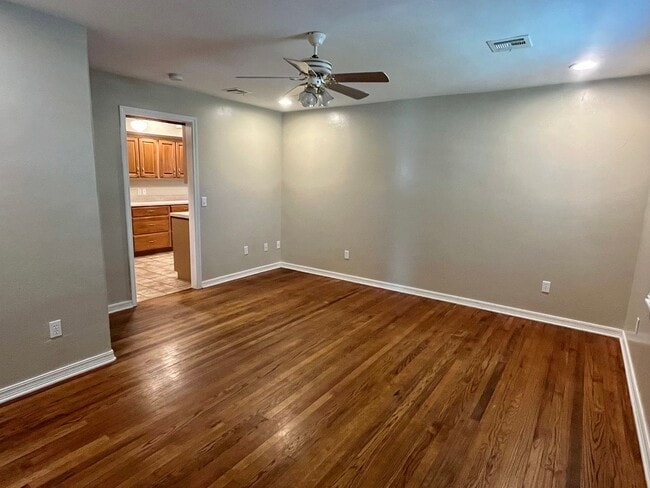 Building Photo - Charming 3 Bed 1.5 Bath!