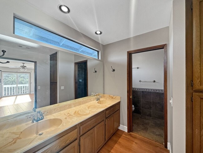 Building Photo - Stunning 4B/2.5Ba House w/ Two Fireplaces,...