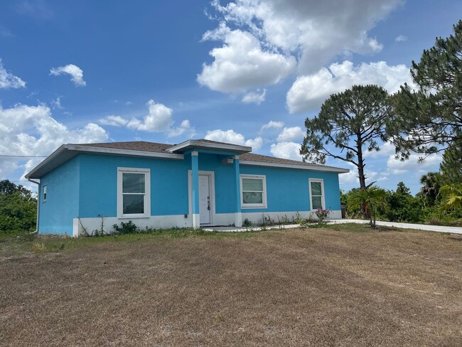 Building Photo - 3br 2 ba Awesome Location off Sunshine Blvd