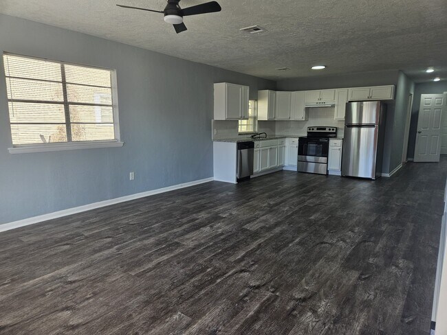 Building Photo - 707 NW Arlington Ave