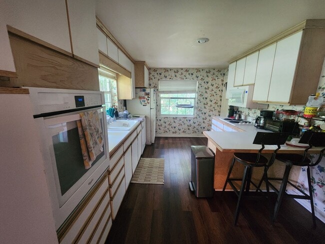 Building Photo - 4 bedroom house available near UF campus