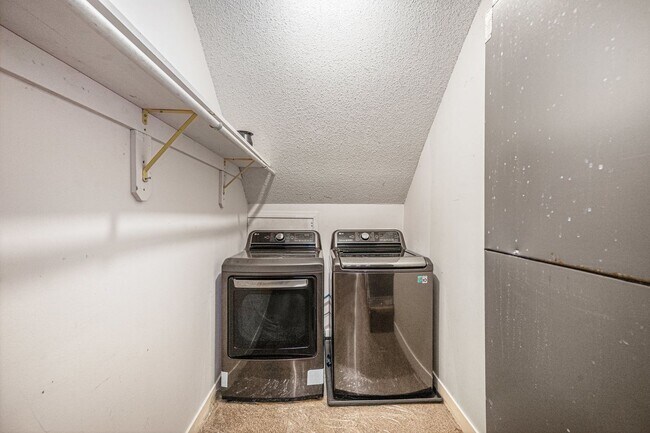 Building Photo - Renovated Lakefront 5 Bedroom Home with 2 Garages!