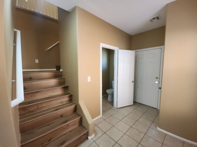 Building Photo - Beautiful detached home with fully fenced back yard.