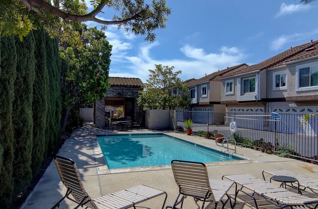 Building Photo - Charming Costa Mesa Townhouse