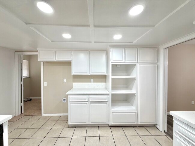 Building Photo - 7742 Oxford Ave