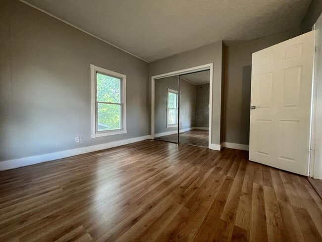 Building Photo - 415 E Broadway St