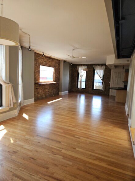 Building Photo - 1127 W Madison St