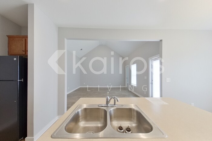 Building Photo - 8005 Shadesbrook Dr