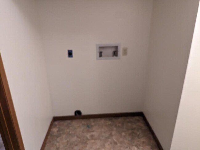 Building Photo - 905 Tyler St