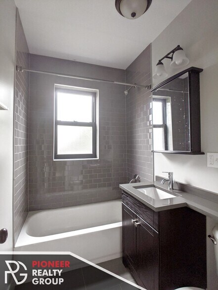 Building Photo - 4542 N Damen Ave