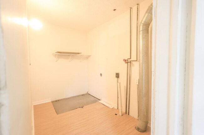 Building Photo - 3 bedroom 2 bathroom single family home | section 8 and EDEN welcomed